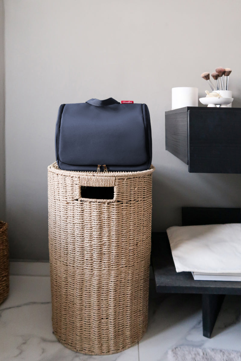 reisenthel toiletbag XL midnight gold Lifestyle 3