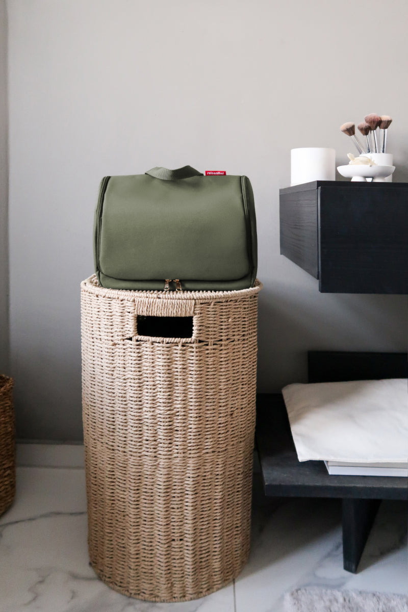 reisenthel toiletbag XL forest gold Lifestyle 1