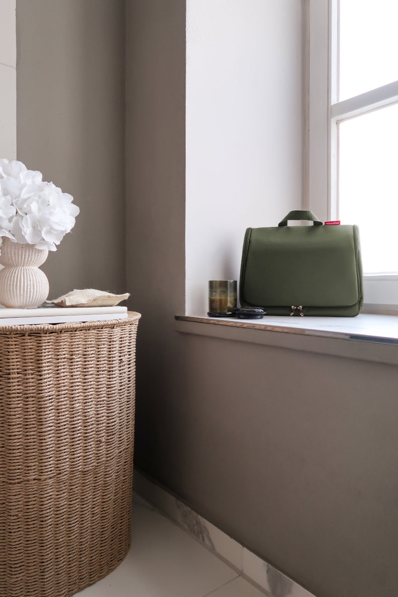 reisenthel toiletbag XL forest gold Lifestyle 2