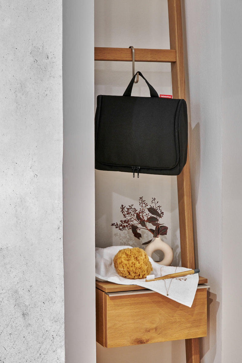 reisenthel toiletbag XL black Lifestyle 4