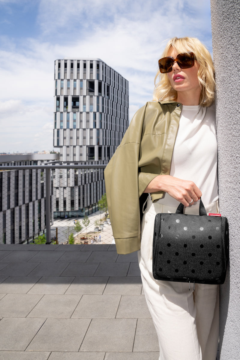 reisenthel toiletbag XL glossy dots black Lifestyle 1