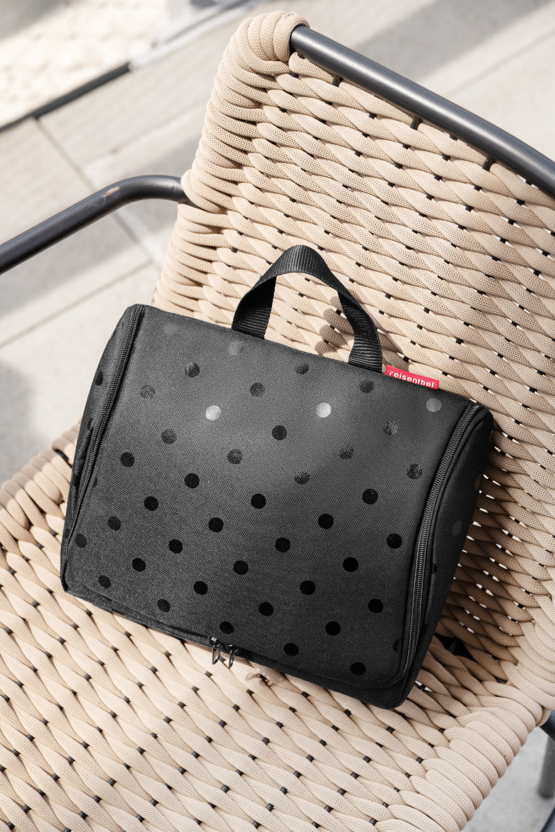 reisenthel toiletbag XL glossy dots black Lifestyle 4
