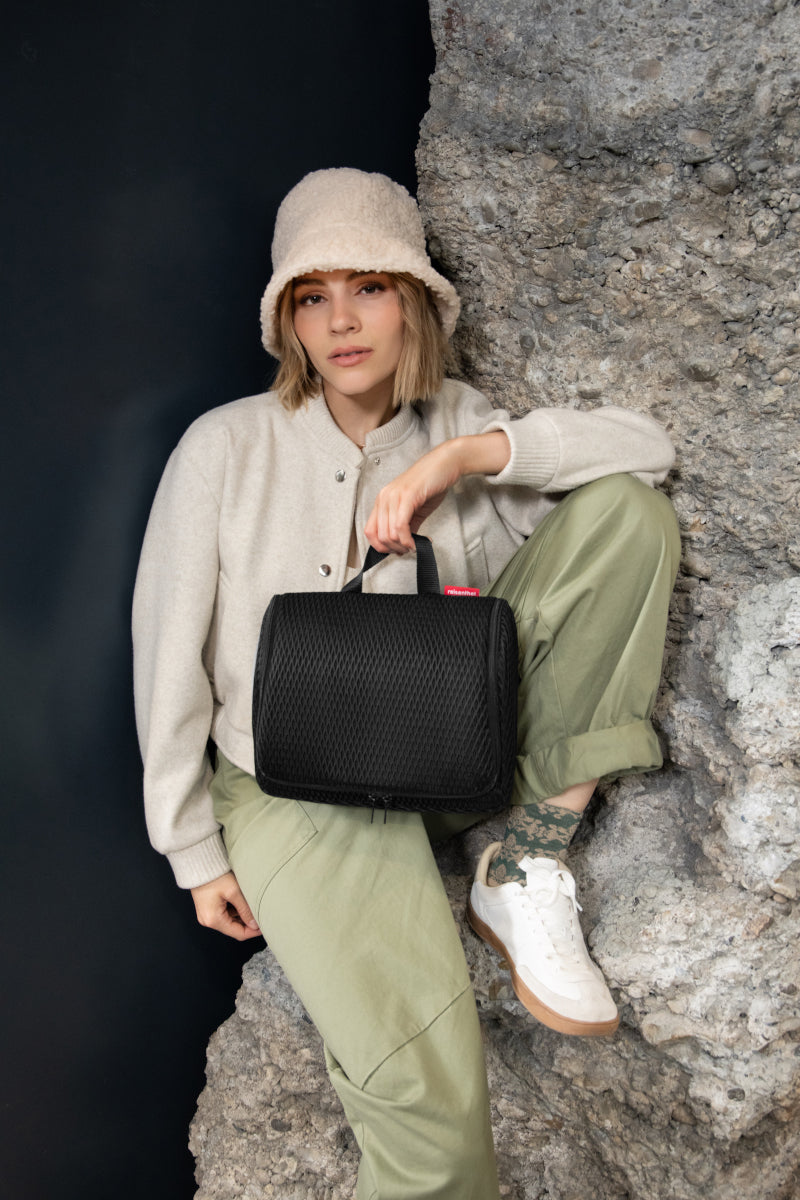 reisenthel toiletbag XL mesh black Lifestyle 1