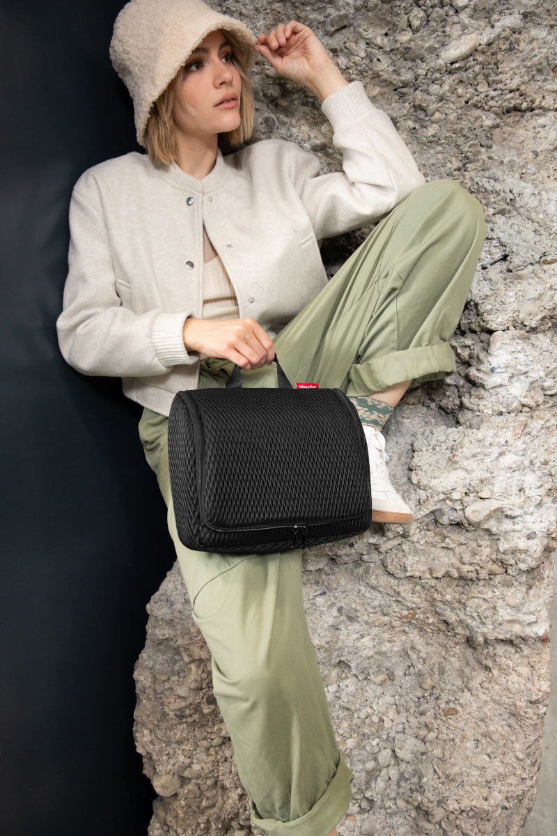reisenthel toiletbag XL mesh black Lifestyle 2