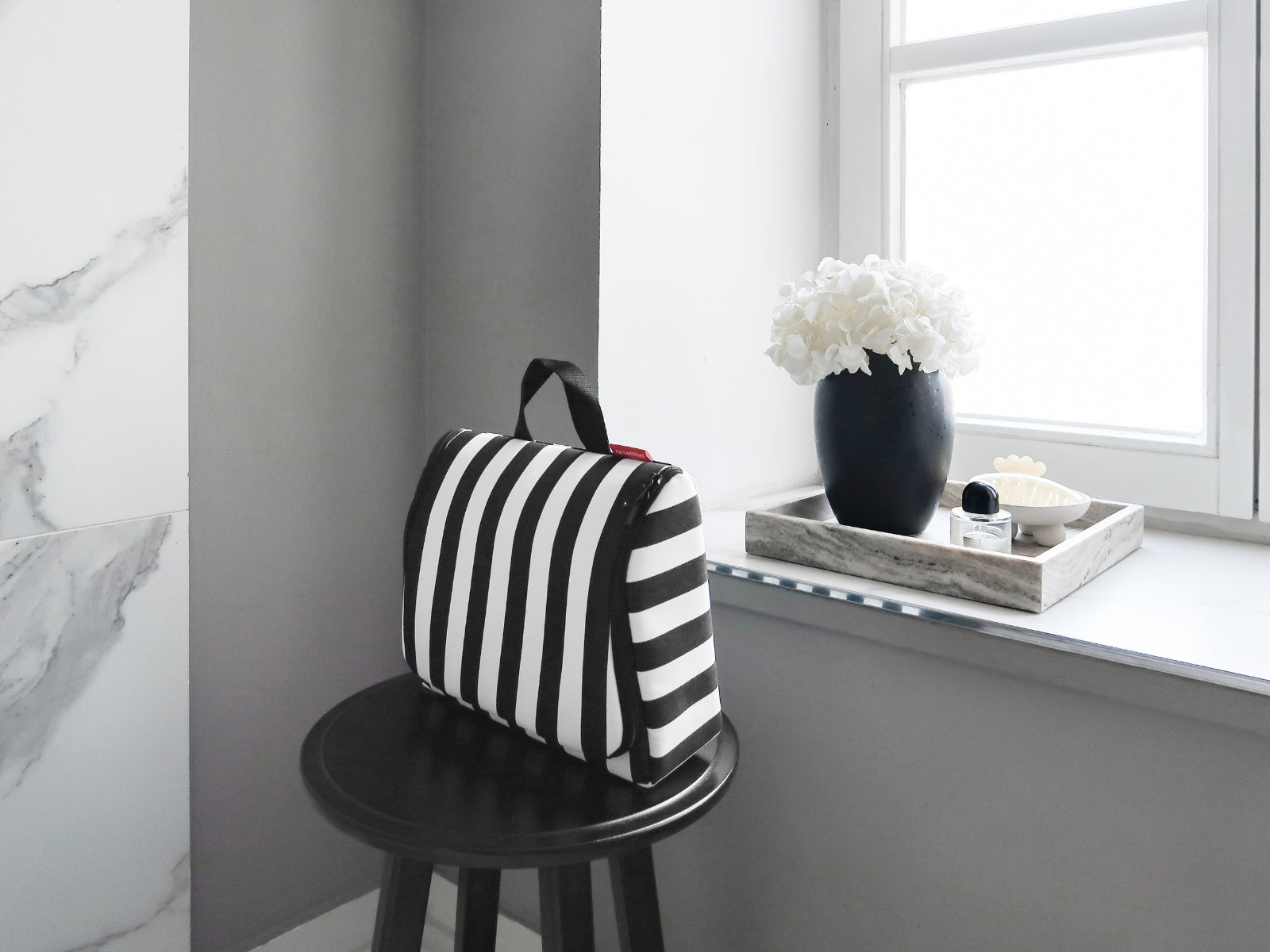 reisenthel toiletbag XL summerstripes black Lifestyle 1