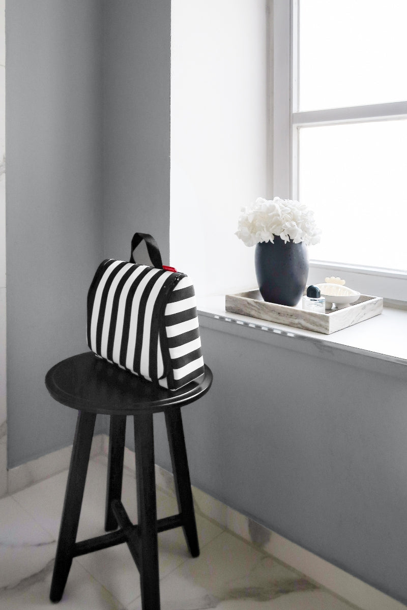 reisenthel toiletbag XL summerstripes black Lifestyle 2