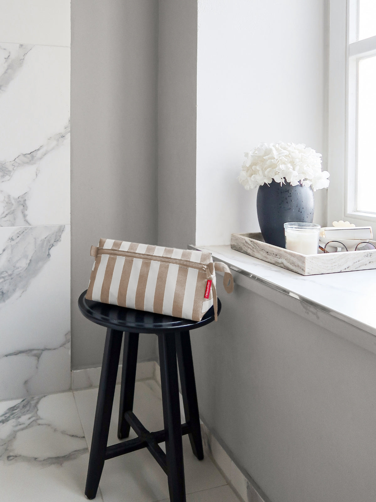 reisenthel maxi case summerstripes coffee Lifestyle 2