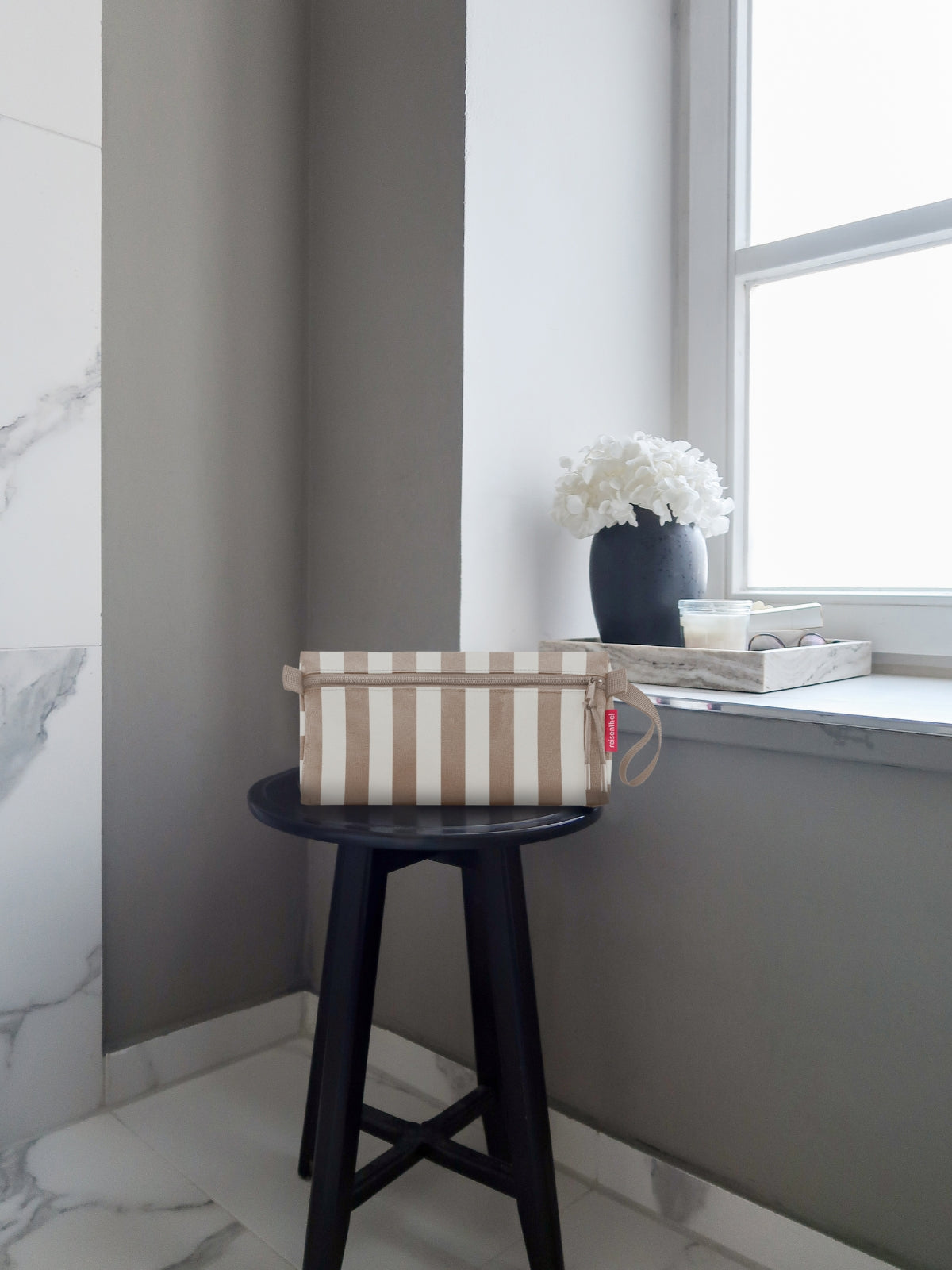 reisenthel maxi case summerstripes coffee Lifestyle 3