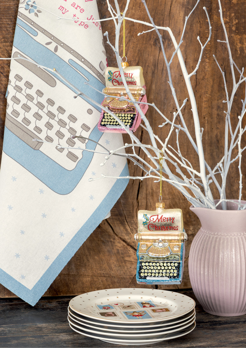 Greengate Anhänger Glas Schreibmaschine Merry Xmas pale blue 9cm Lifestyle 1