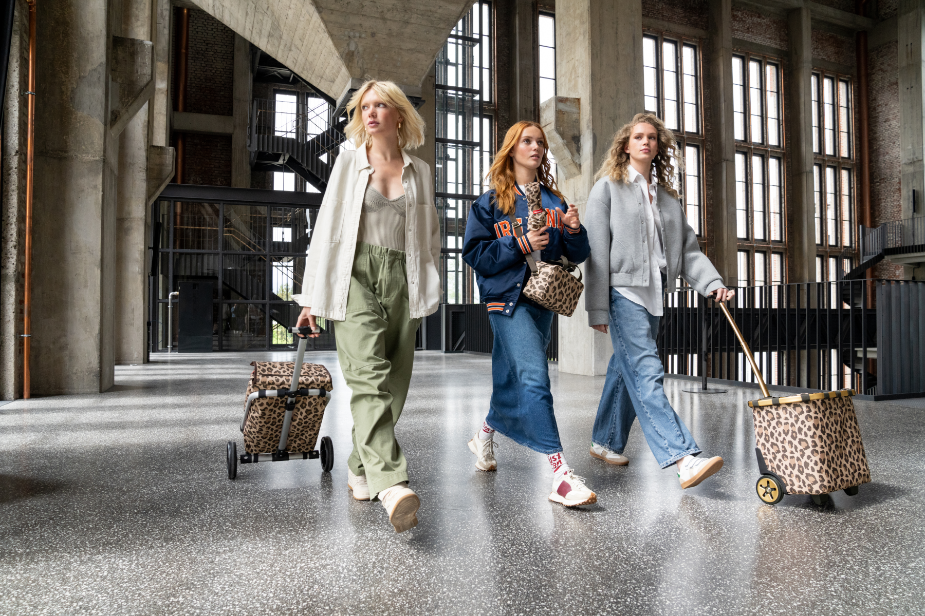 reisenthel coolerbag to-go leo macchiato Lifestyle 1