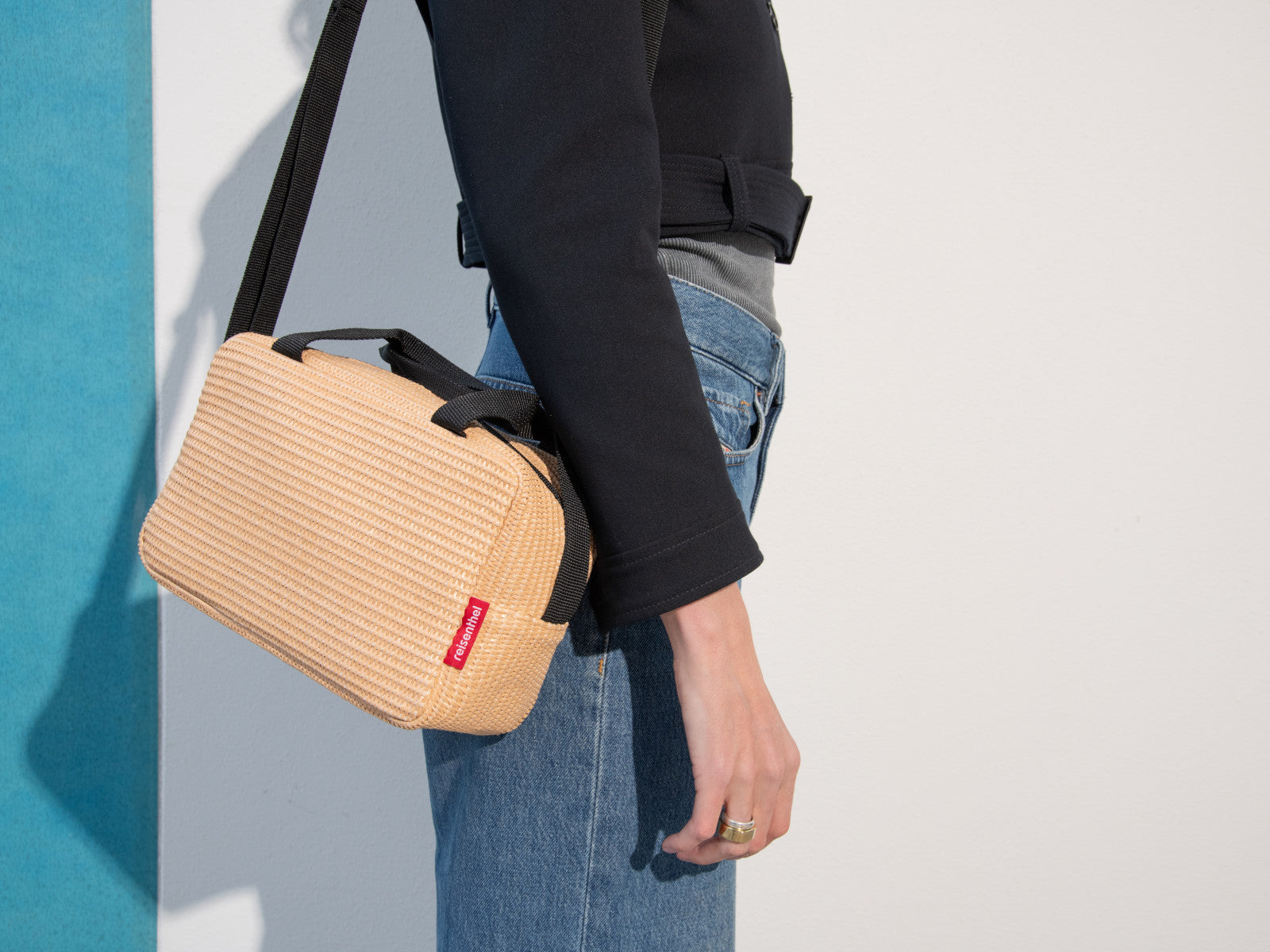 reisenthel coolerbag to-go raffia black Lifestyle 1