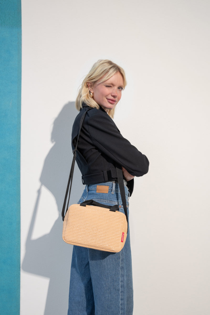 reisenthel coolerbag to-go raffia black Lifestyle 2