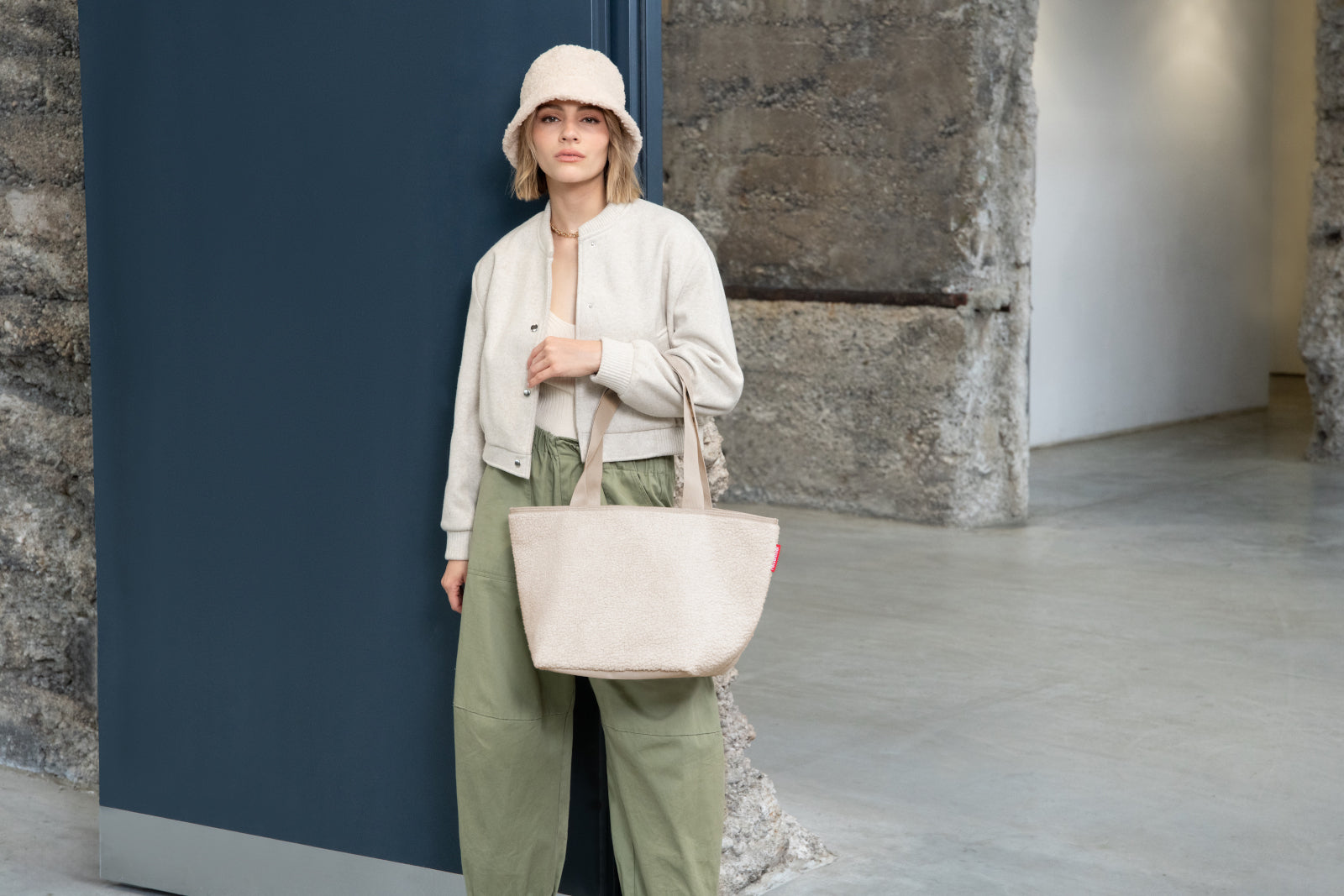 reisenthel shopper M teddy sand Lifestyle 2