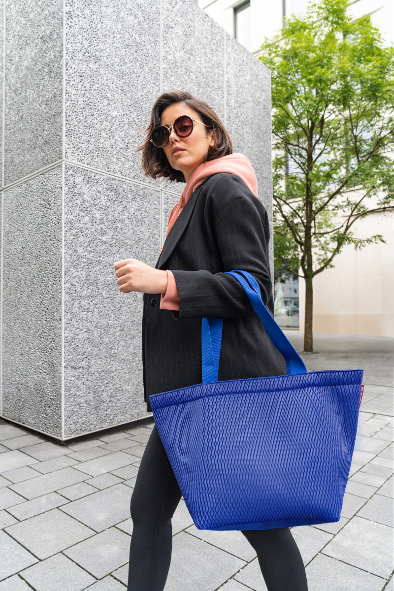 reisenthel shopper M mesh royal blue Lifestyle 1