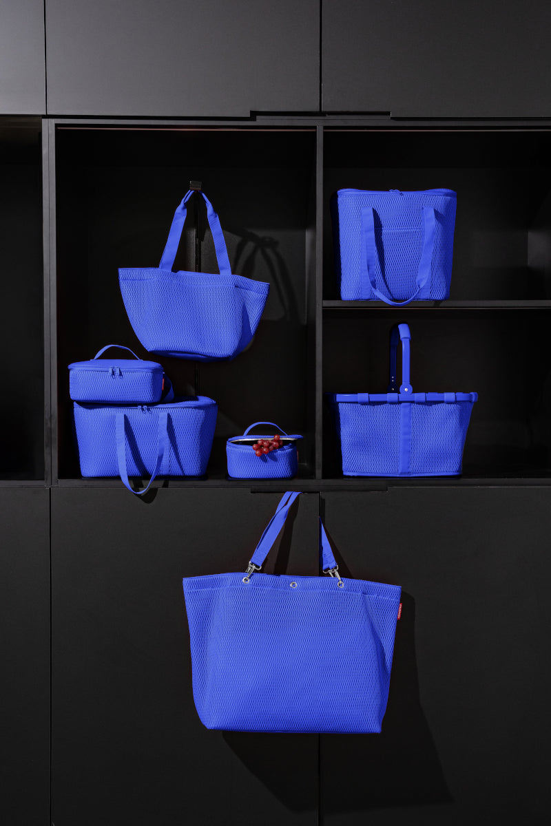 reisenthel shopper M mesh royal blue Lifestyle 2