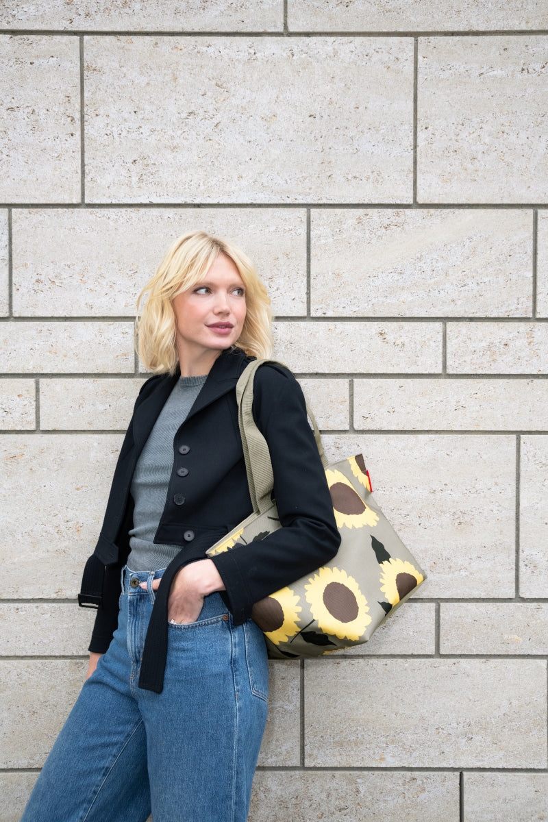 reisenthel shopper M sunflowers Lifestyle 4