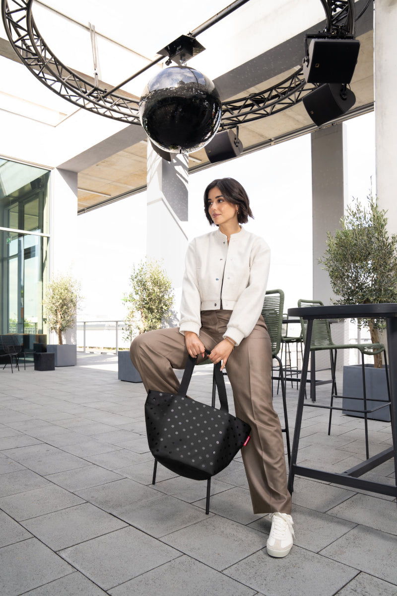 reisenthel shopper M glossy dots black Lifestyle 1