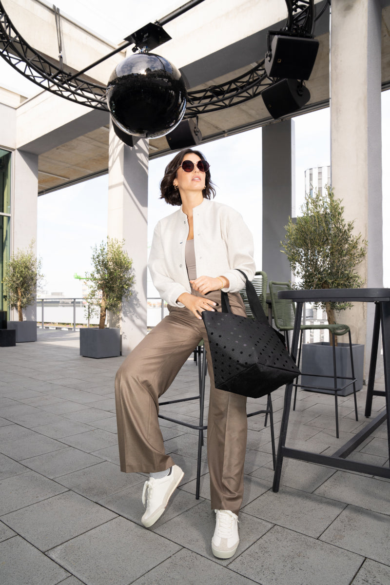 reisenthel shopper M glossy dots black Lifestyle 3