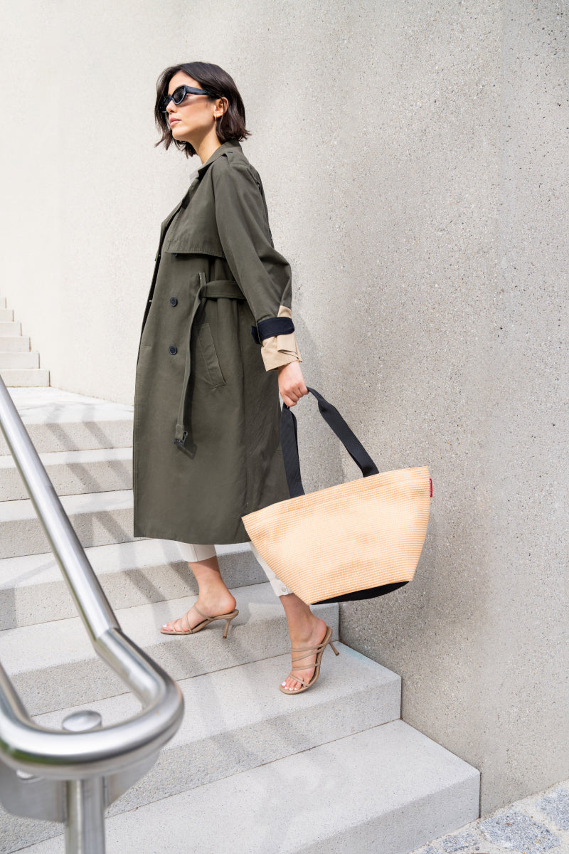 reisenthel shopper M raffia black Lifestyle 1