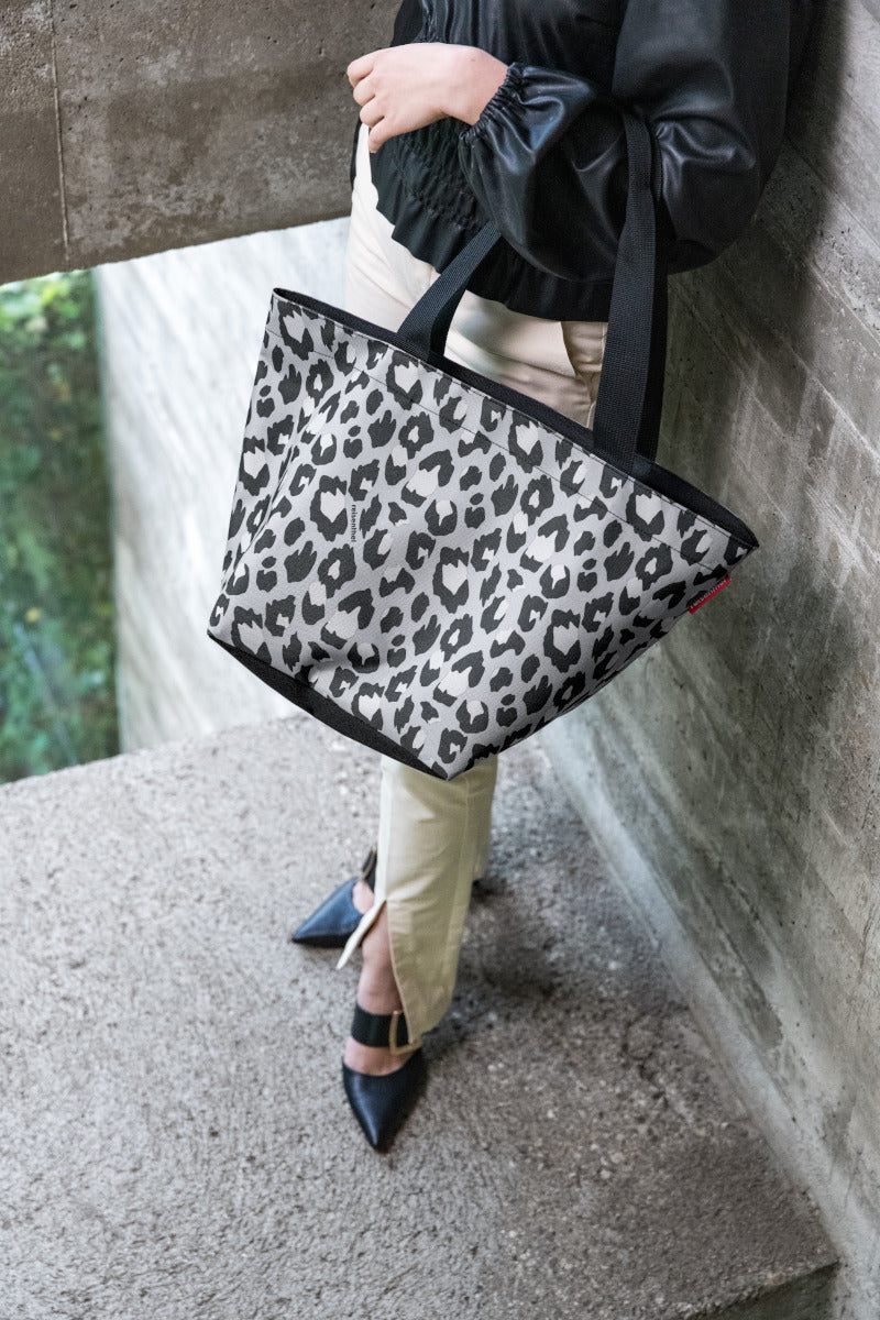 reisenthel shopper M leo nero Lifestyle 3