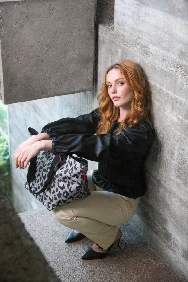 reisenthel shopper M leo nero Lifestyle 2