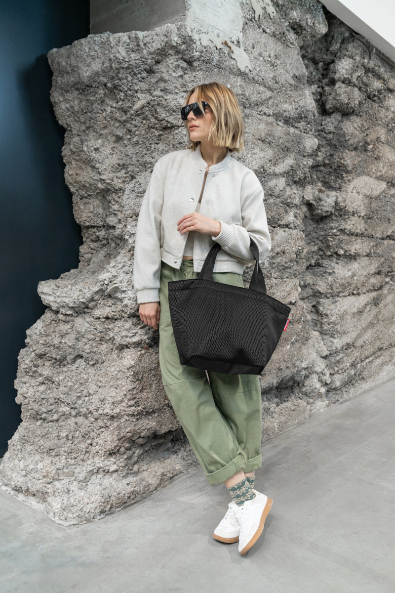 reisenthel shopper M mesh black Lifestyle 1