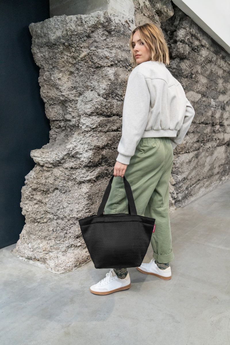 reisenthel shopper M mesh black Lifestyle 2