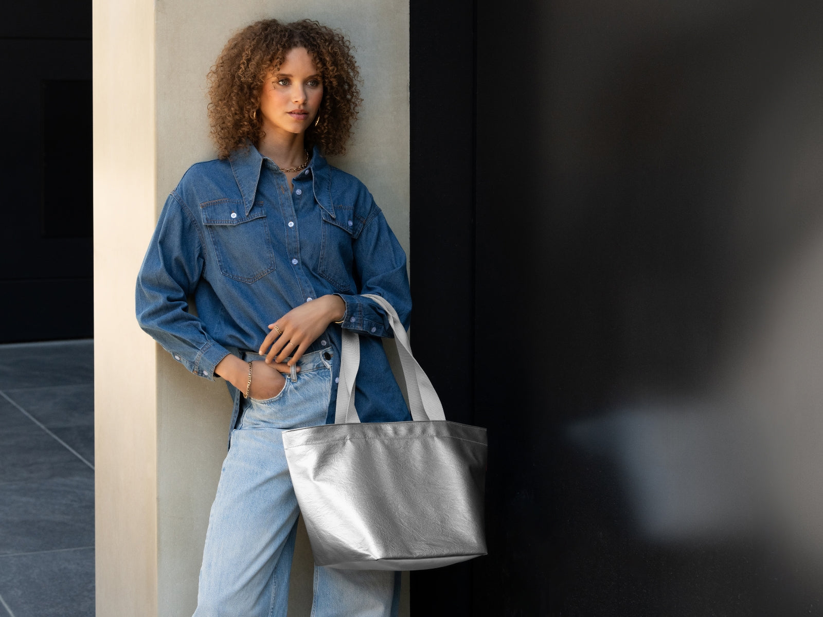 reisenthel shopper M silver crackle Lifestyle 1