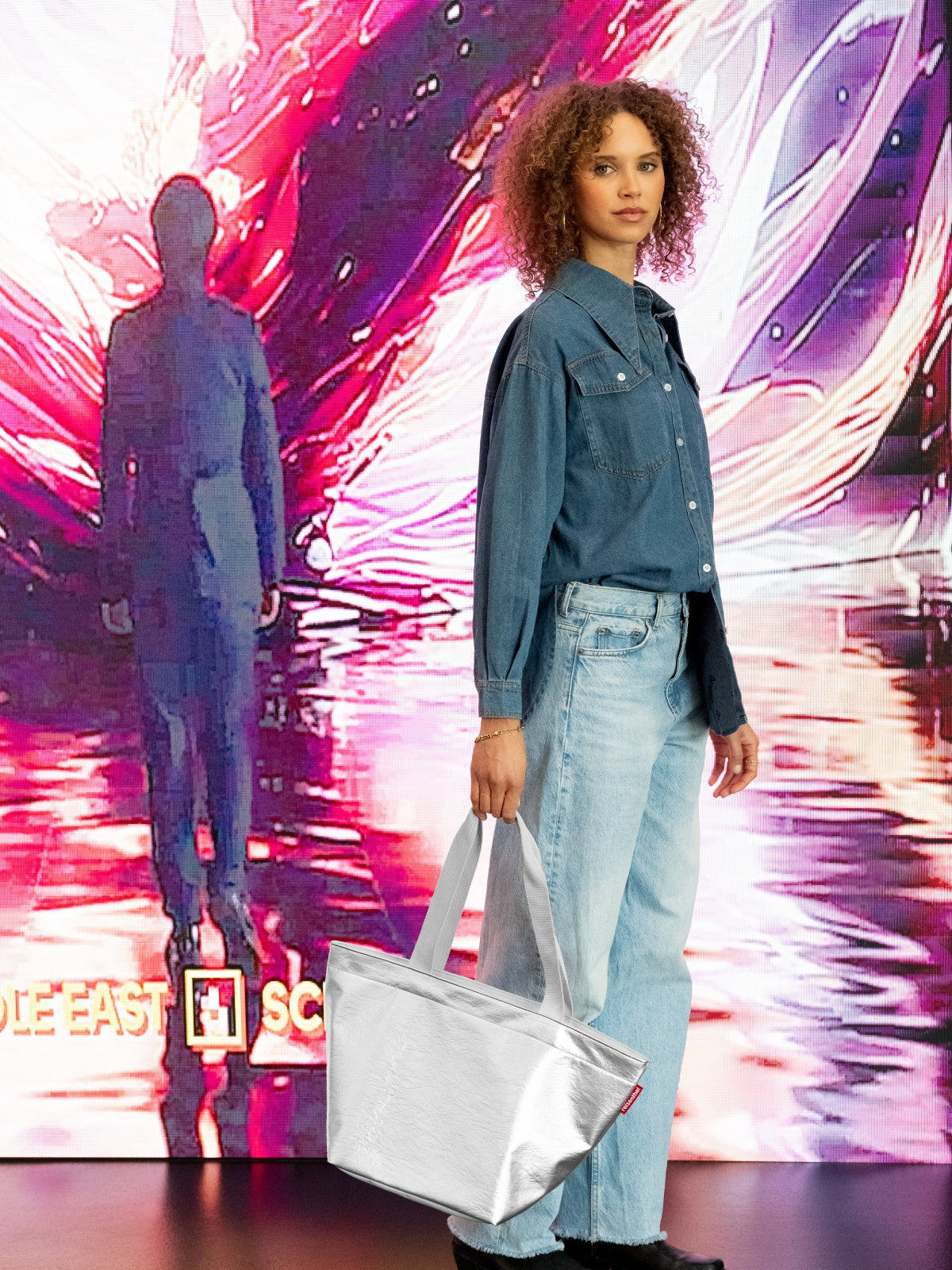 reisenthel shopper M silver crackle Lifestyle 4