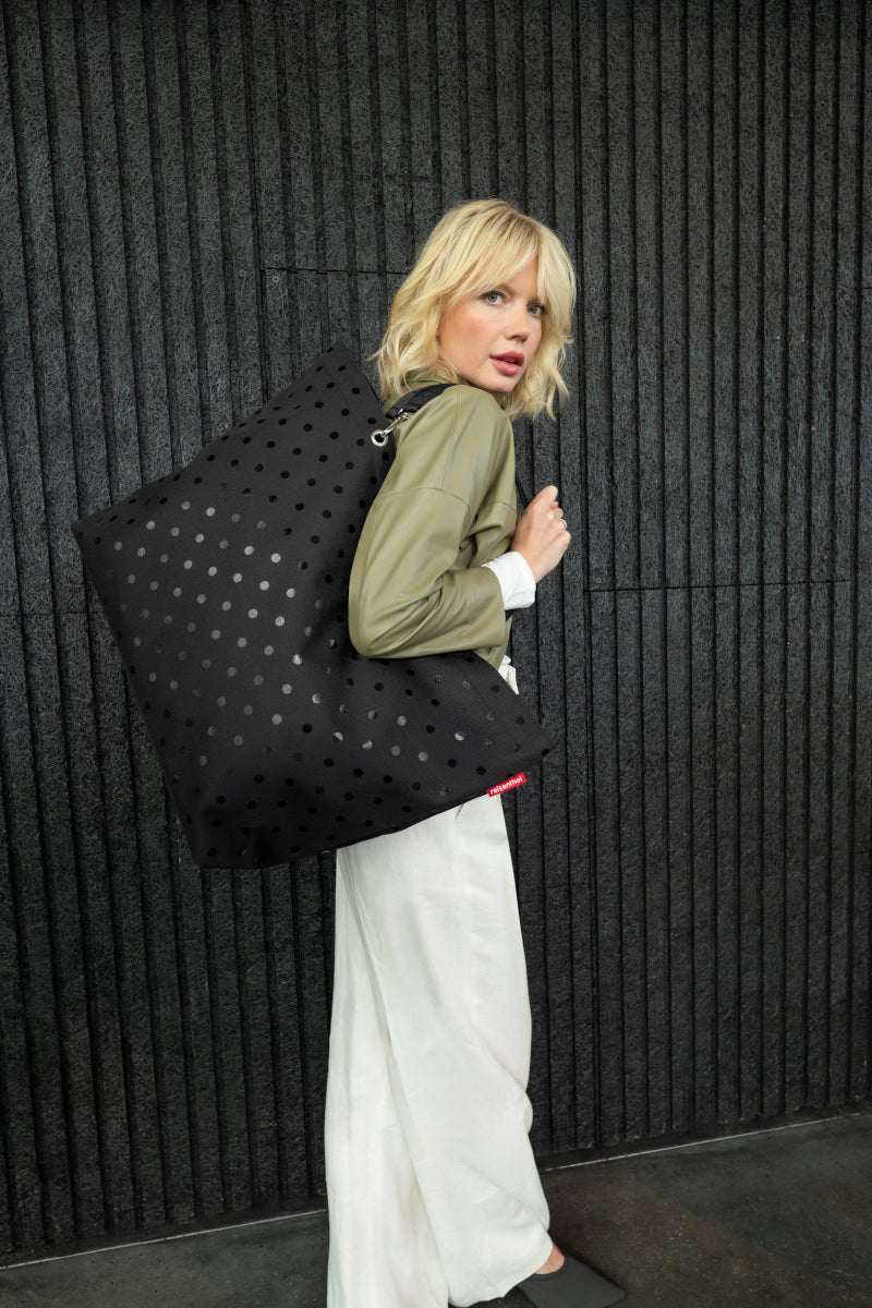 reisenthel shopper XL glossy dots black Lifestyle 4
