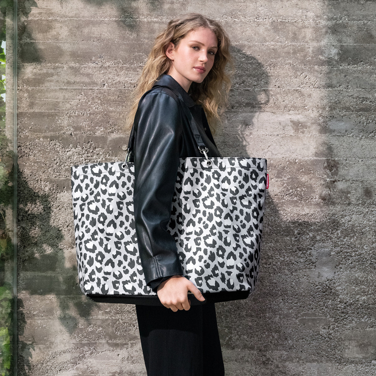 reisenthel shopper XL leo nero Lifestyle 4