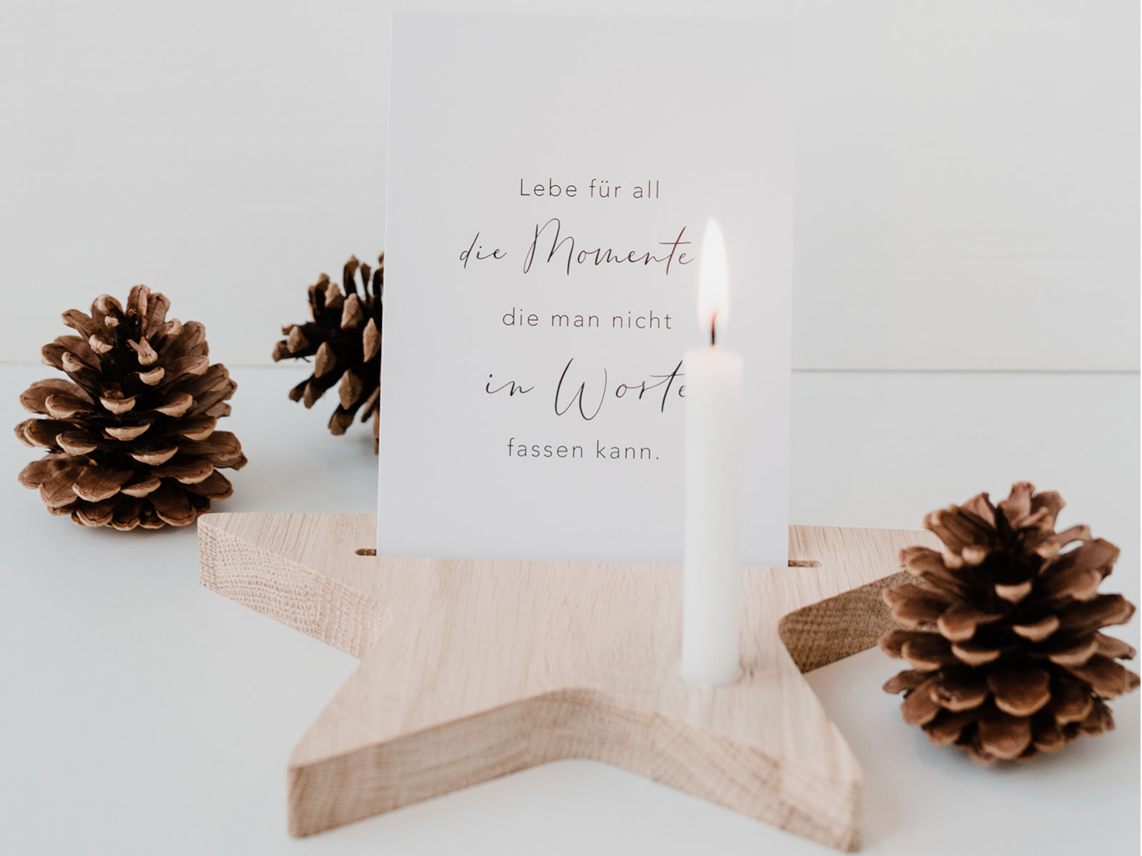 Eulenschnitt Karten- und Kerzenhalter Stern aus Eiche 20x20,5cm Lifestyle 1