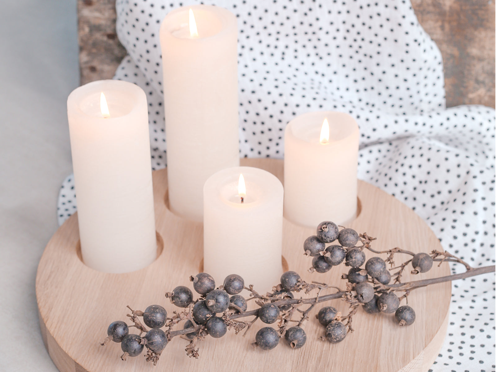 Eulenschnitt Kerzenbrett aus Eiche 32cm Lifestyle 1