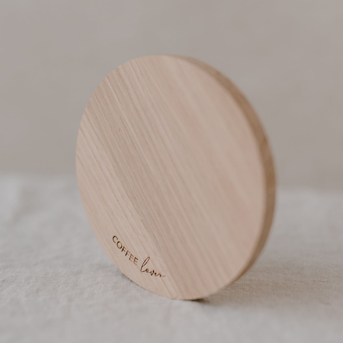 Eulenschnitt Untersetzer Eiche Coffee Lover 11,2cm Lifestyle 1