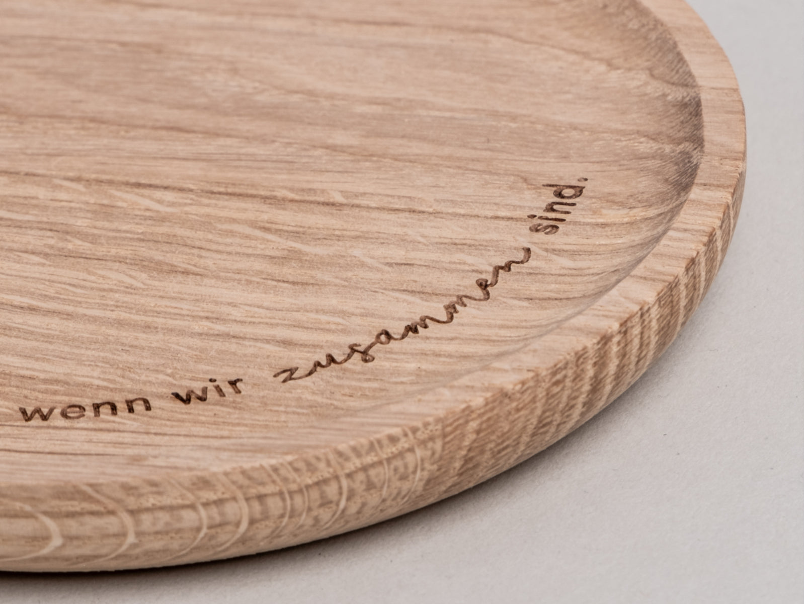 Eulenschnitt Mini Tablett aus Eiche Weihnachten ist 25cm Lifestyle 1