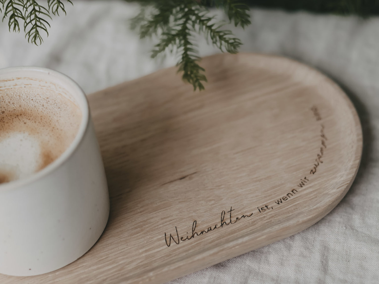 Eulenschnitt Mini Tablett aus Eiche Weihnachten ist 25cm Lifestyle 2