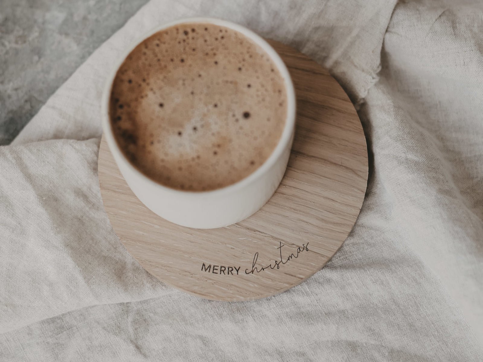 Eulenschnitt Untersetzer aus Eiche Merry christmas 11,2cm Lifestyle 2
