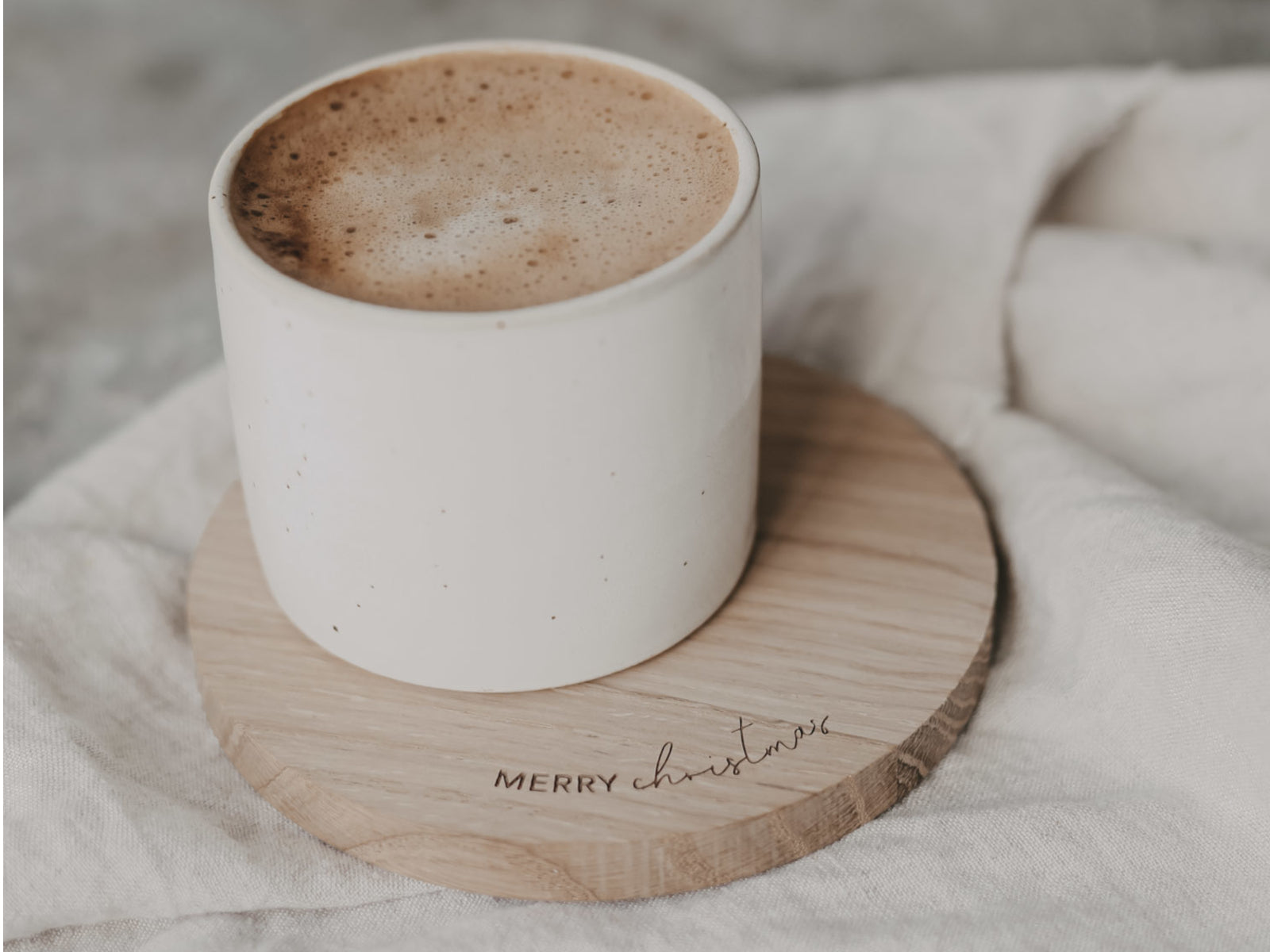Eulenschnitt Untersetzer aus Eiche Merry christmas 11,2cm Lifestyle 3