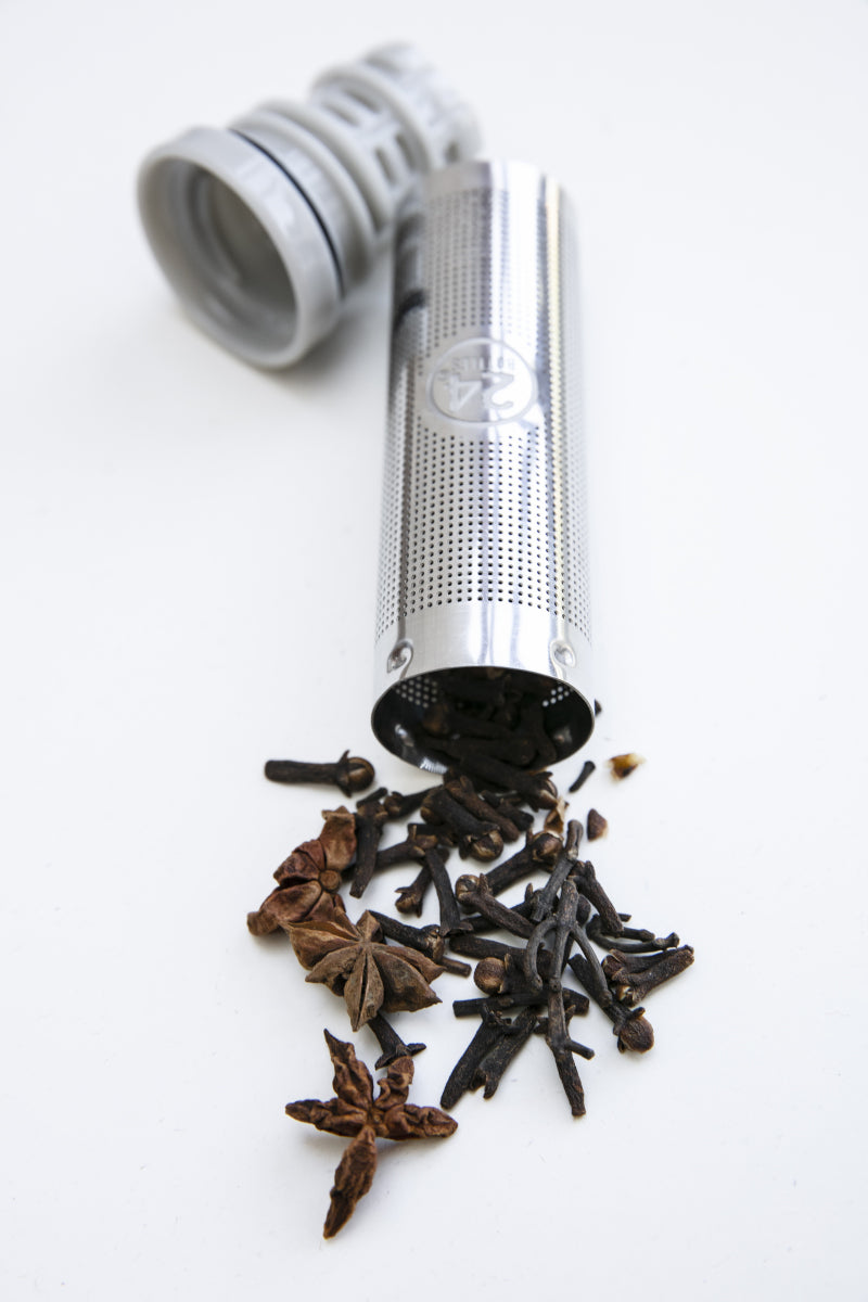 24Bottles Accessories Bottle Infuser Lid Lifestyle 3