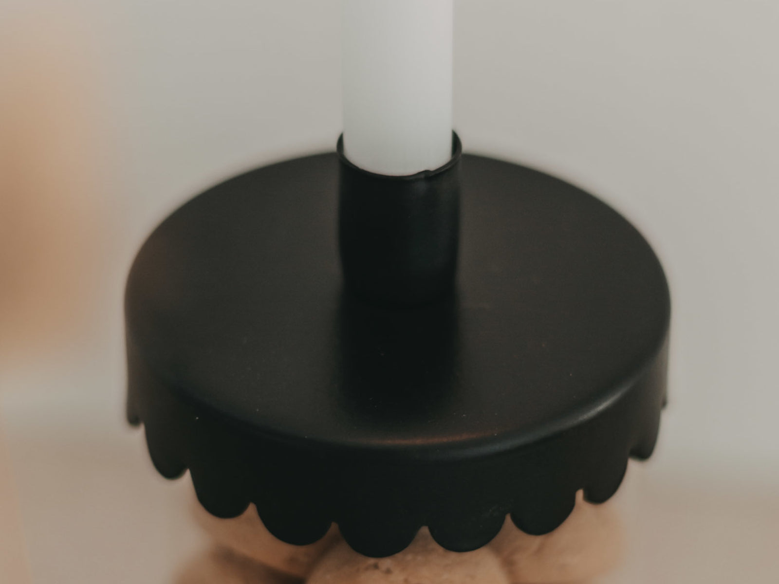 Eulenschnitt Kerzenhalter Mini Welle schwarz 4,9 cm Lifestyle 3