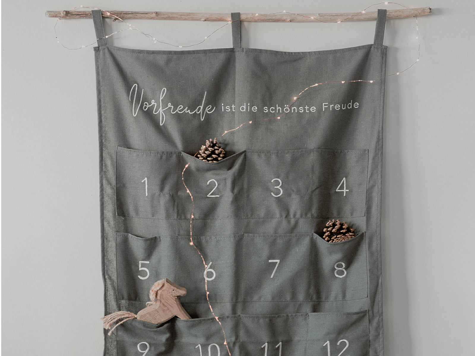 Eulenschnitt Adventskalender Vorfreude grau 120x60cm Lifestyle 1