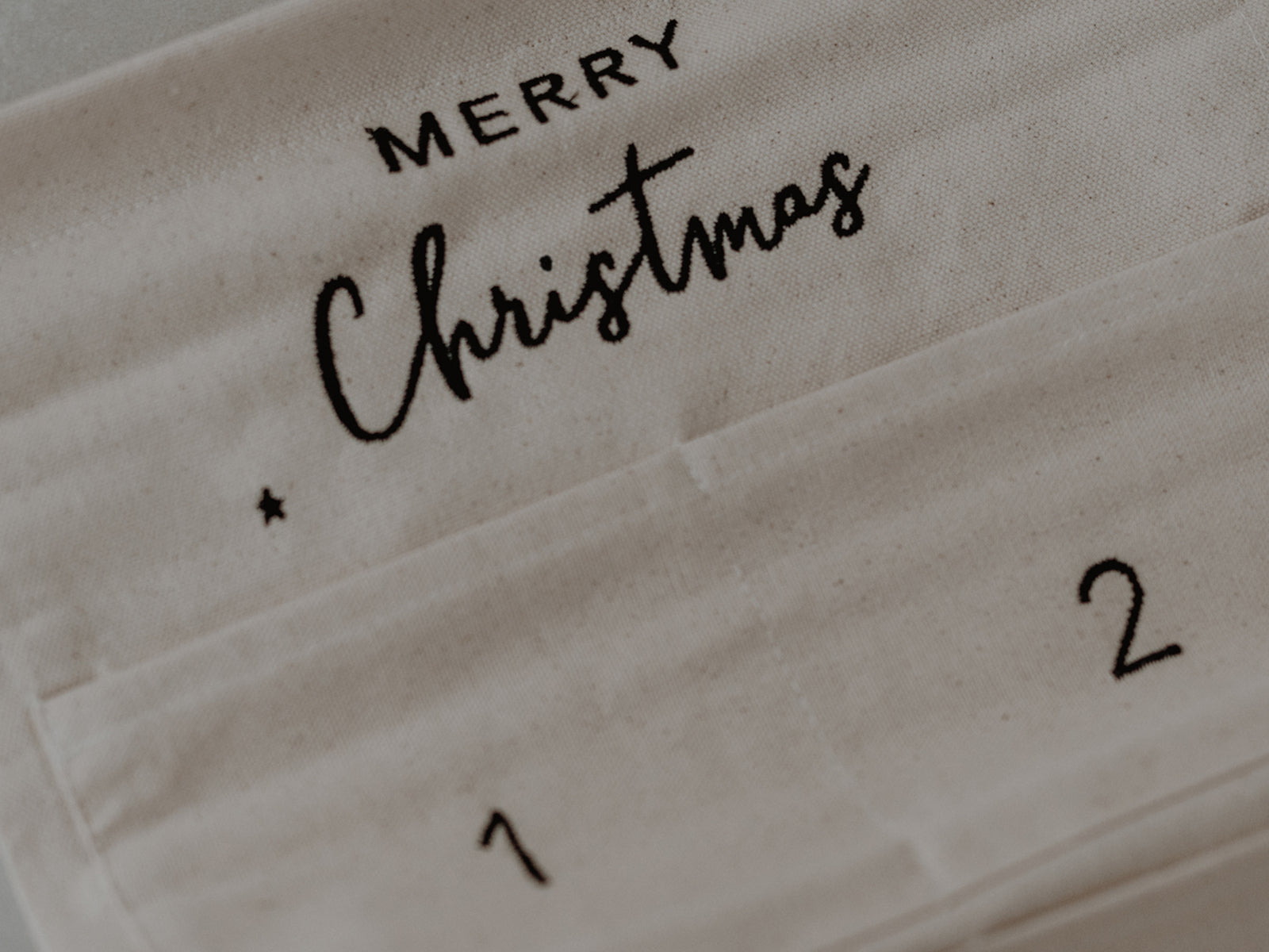 Eulenschnitt Adventskalender Merry Christmas beige 180x30cm Lifestyle 3