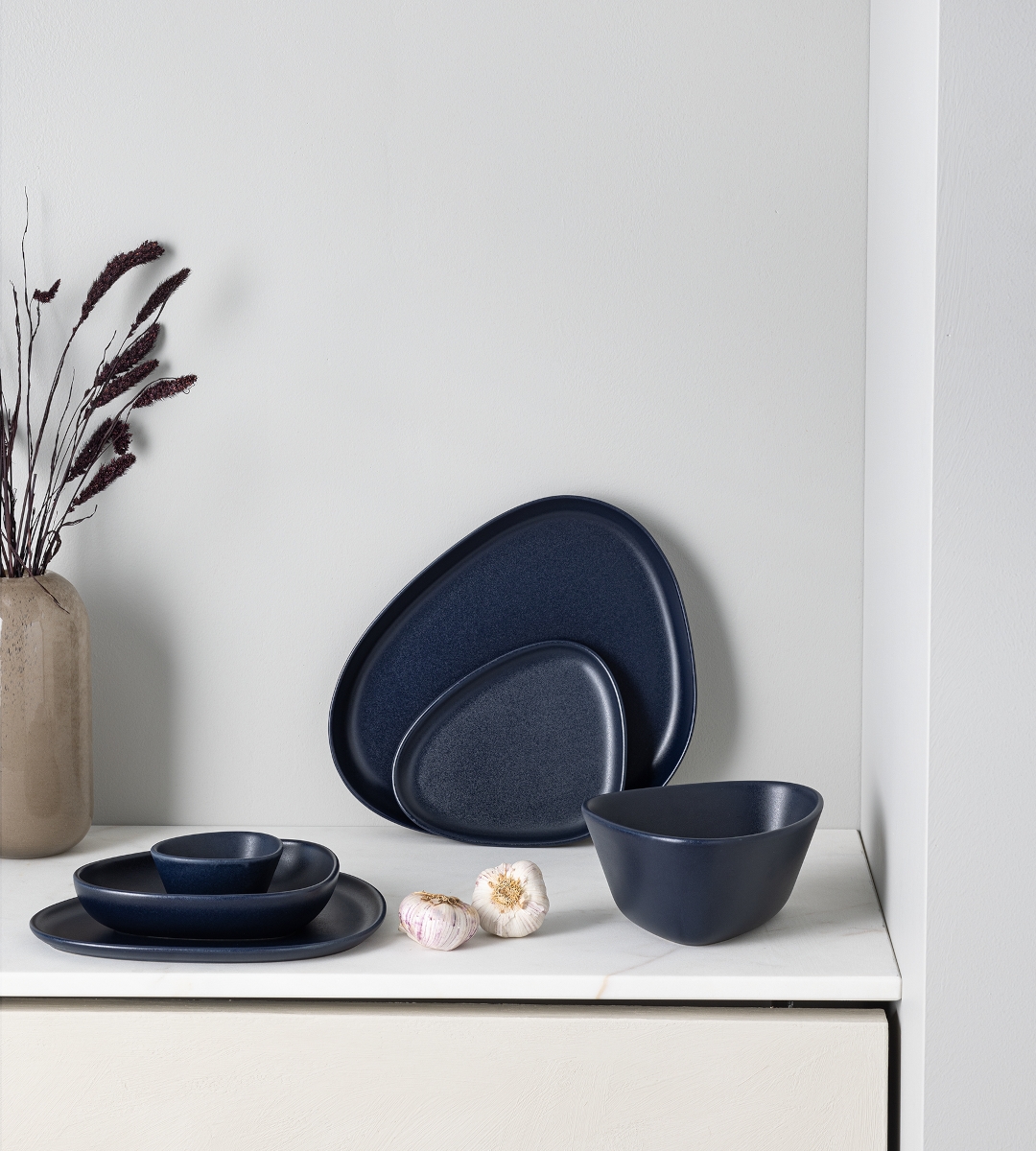 LIND DNA Curve Stoneware Speiseteller navy blue