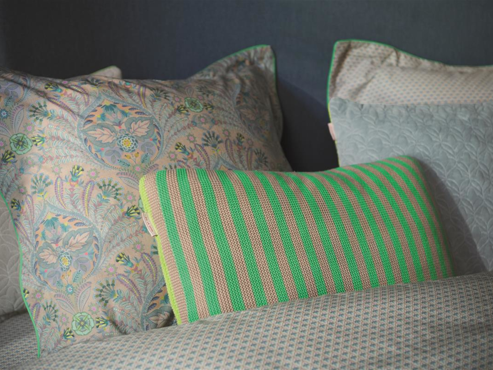 Bonsoir Stripe Kissen Cushion green 40x60cm (1Stück) bh Lifestyle 1