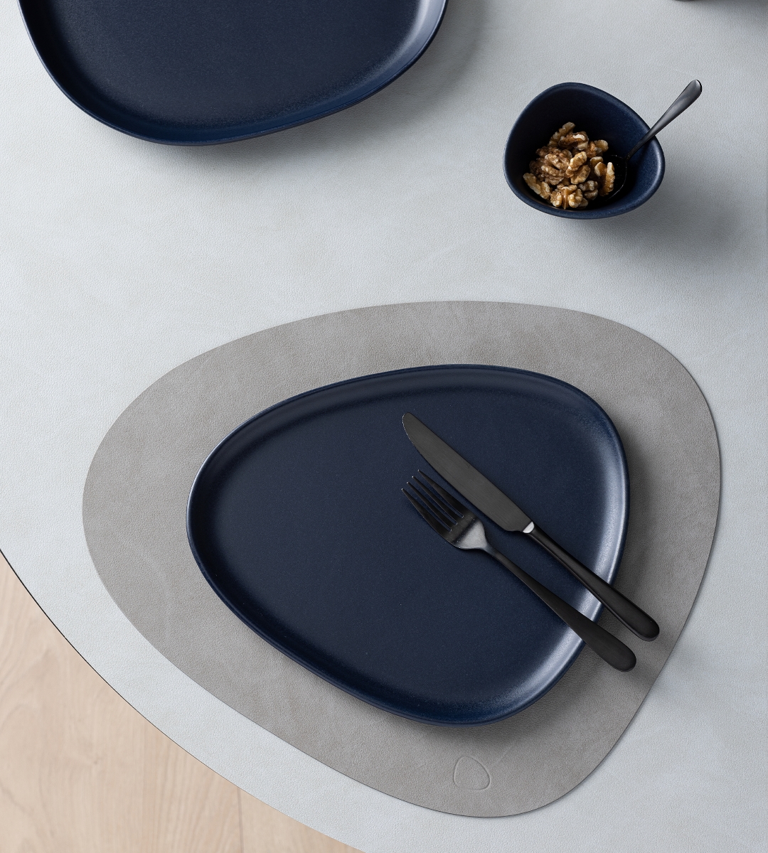 LIND DNA Curve Stoneware Speiseteller navy blue