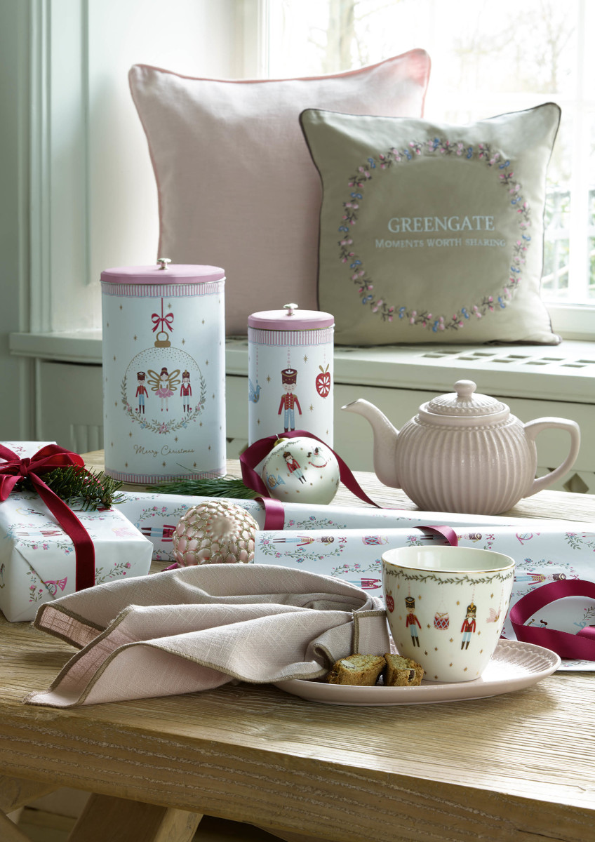 Greengate Cindarella Weihnachtskugel white 8cm Lifestyle 2