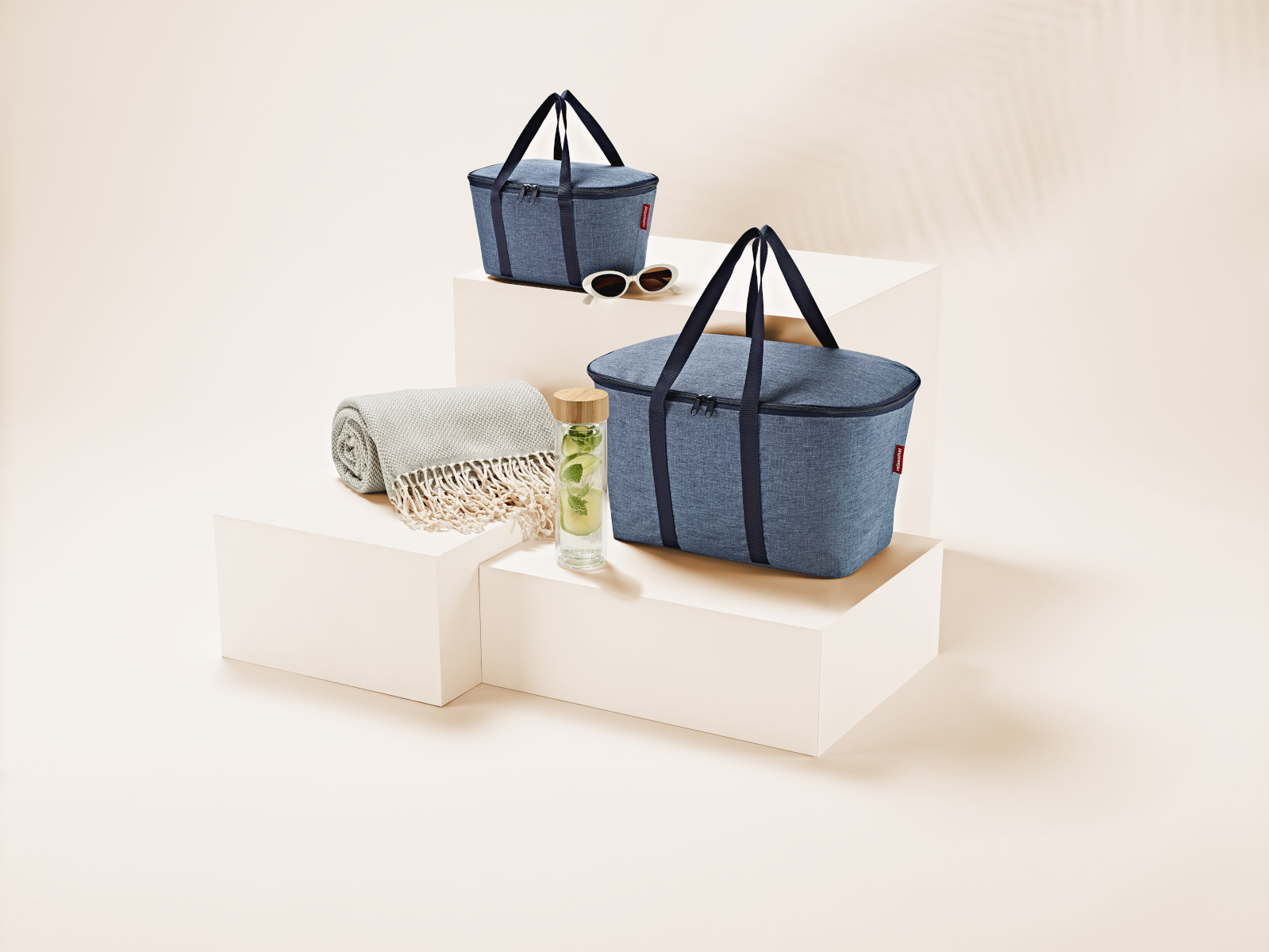 reisenthel coolerbag XS twist blue Lifestyle 1