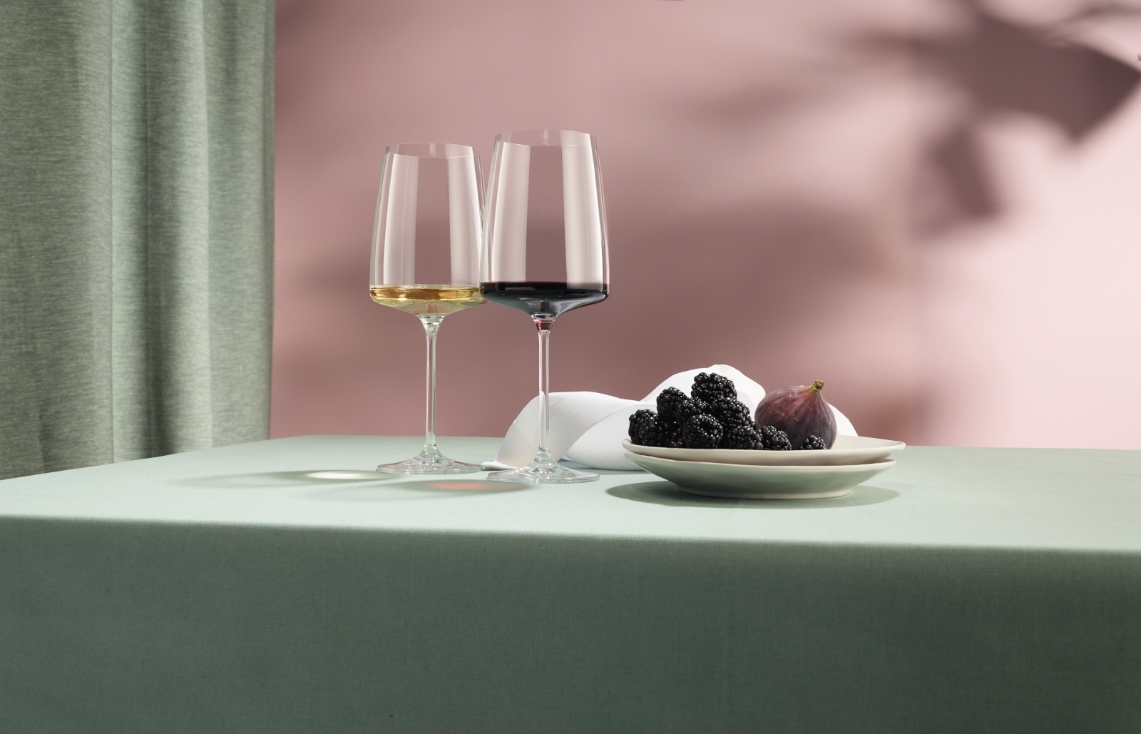 ZWIESEL GLAS Vivid Senses Weinglas kraftvoll &amp; würzig Set 2tlg Lifestyle 1