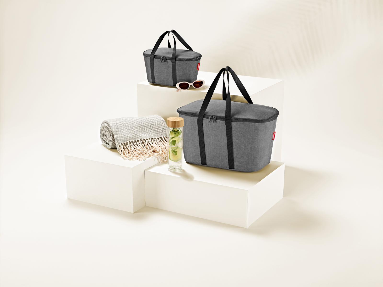 reisenthel coolerbag XS twist silver Lifestyle 1