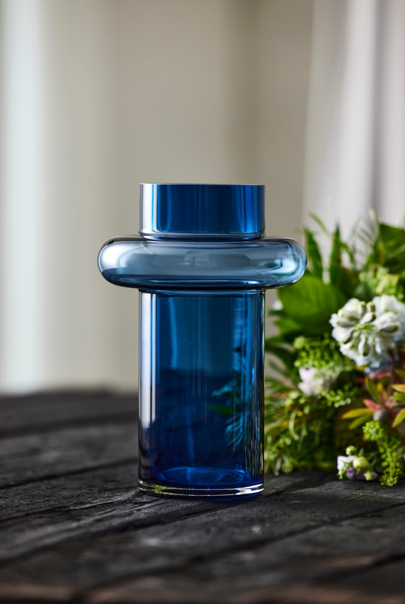 Lyngby Tube Vase Glas dark blue 25 cm Lifestyle1